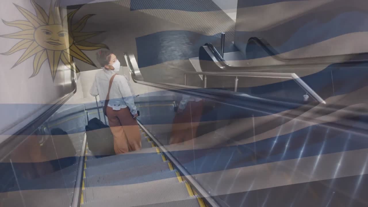 우루과이  ⁇ 발이 에스컬레이터에서 얼굴 마스크를 쓰고 있는 여성을 향해 흔들리고 있다