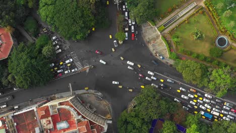parque de tráfico de la ciudad de bangalore calle aérea de arriba hacia abajo panorama 4k india
