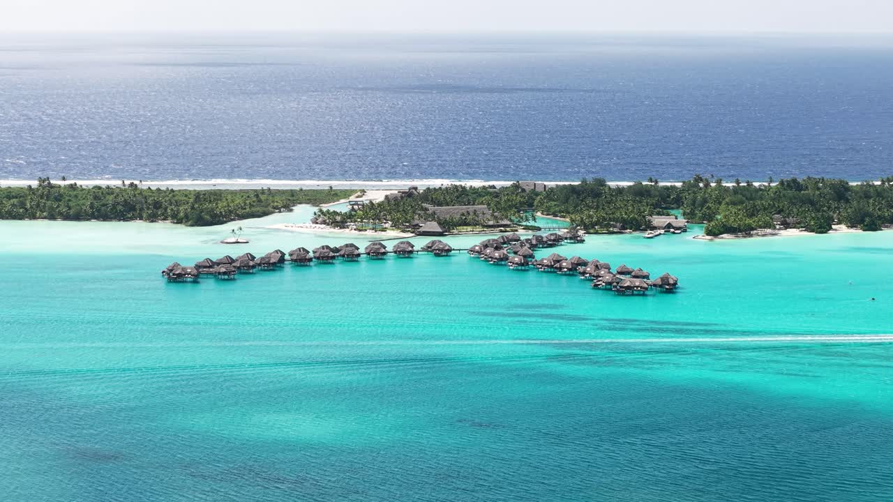 Luksuriøst tropisk resort på Bora Bora-øen, Fransk Polynesien. Droneoptagelse af villaer over lagunevand, 60fps.