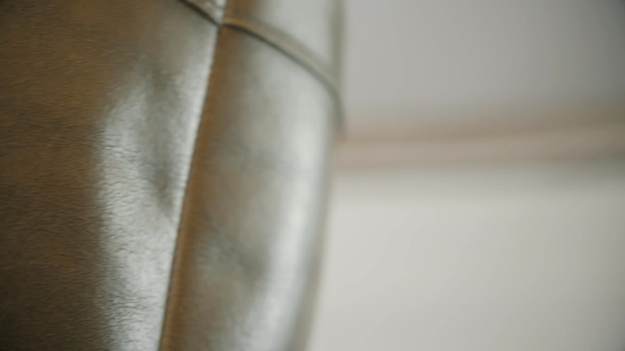 cu de guante de boxeo golpeando bolsa de boxeo