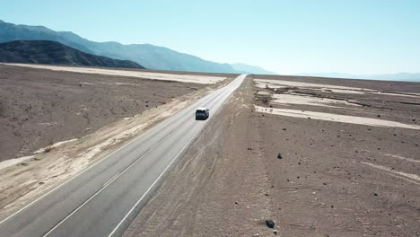 conducción de automóviles a través del paisaje desértico natural del valle de la muerte, popular destino turístico