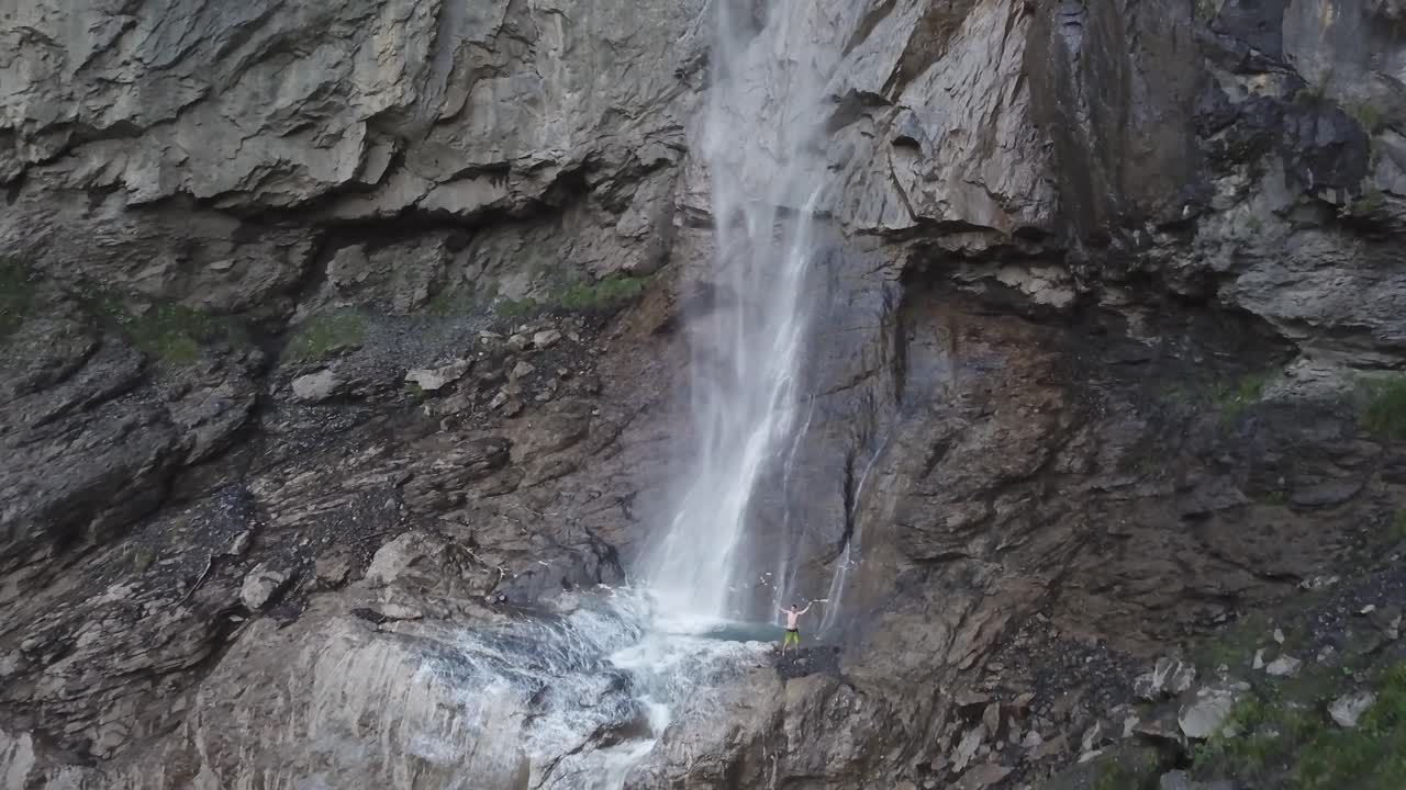 Stort fossefall Almenbachfall Berner Oberland Sveits droneflyvning