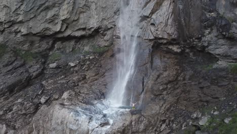 Gran-Cascada-Almenbachfall-Berner-Oberland-Suiza-Vuelo-De-Drones