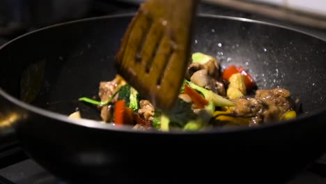 Slow-motion-cooking-stir-fried-chicken