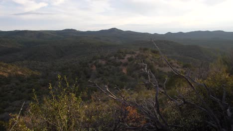 Thumb-Butte-Mountainside-Pan-Sobre-Arbustos-Muertos