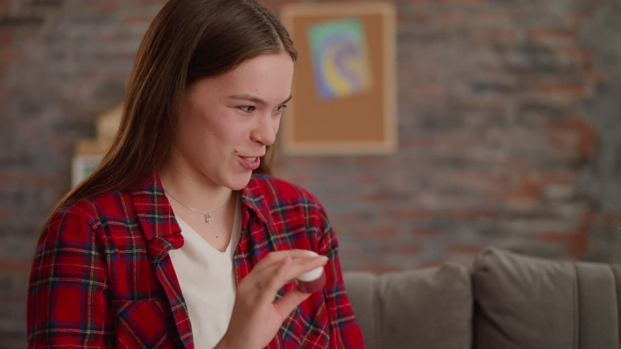la hermana graciosa sacude la botella con pintura mirando a la chica