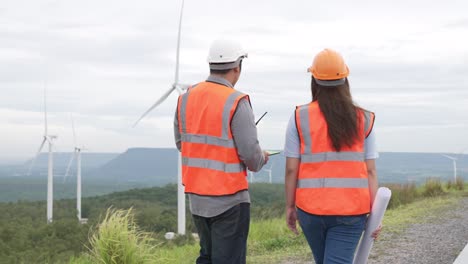 Fortschrittliches-Konzept-Von-Ingenieuren,-Die-Im-Windpark-Auf-Dem-Berg-Arbeiten.