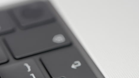 primer plano del teclado y el altavoz del portátil