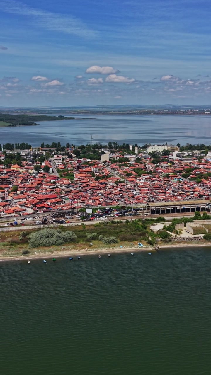 Vista della cittadina sul lungolago in una giornata di sole