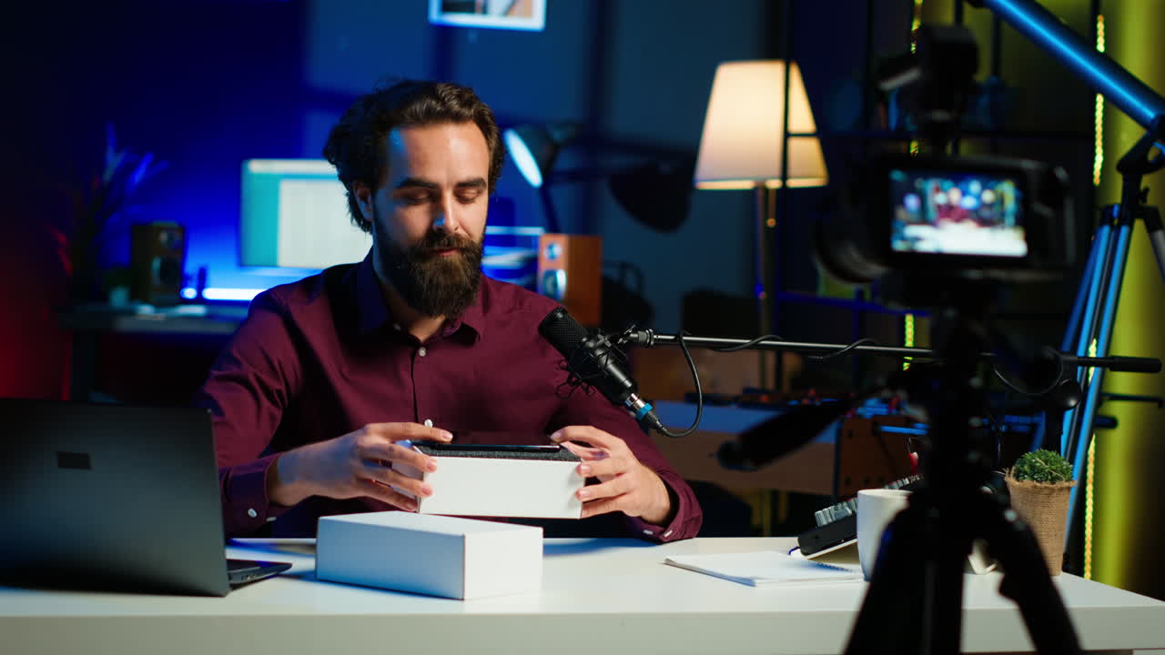 gurú de la tecnología que utiliza una cámara profesional para filmar la revisión de la tecnología de un nuevo teléfono móvil