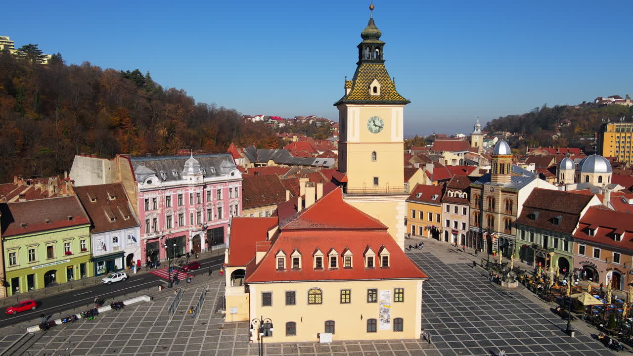 Vista aerea con drone di Piazza del Consiglio a Brașov, Romania. Centro storico con il Museo di storia della contea, edifici, persone