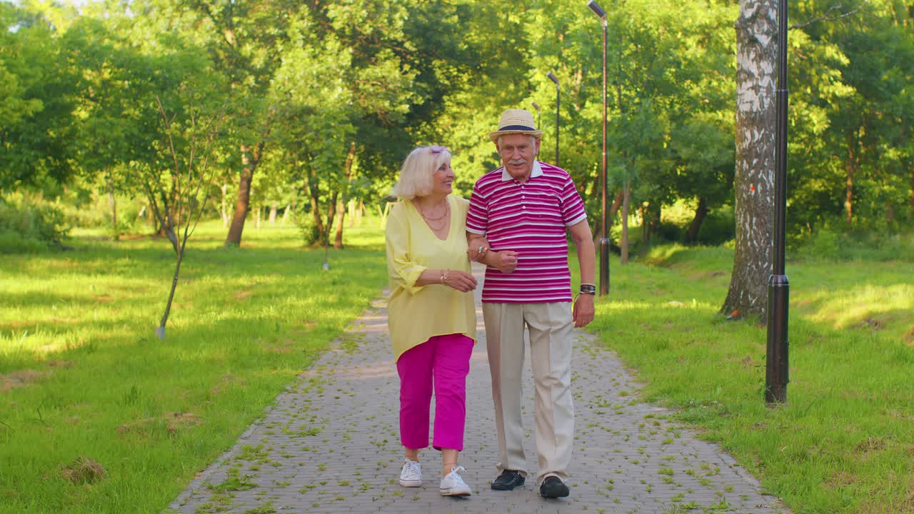 시니어 스타일리시한 은퇴자 커플 할머니 할아버지 산책, 공원에서 함께 시간을 즐기고