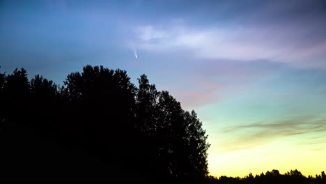 Cometa-Neowise-Volando-En-El-Cielo-Durante-El-Amanecer-Amarillo-En-El-Bosque-Natural,-Lapso-De-Tiempo