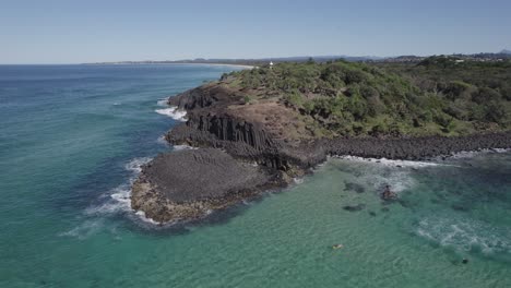 faro de fingal head y calzada cerca del río tweed en fingal head, nueva gales del sur, australia
