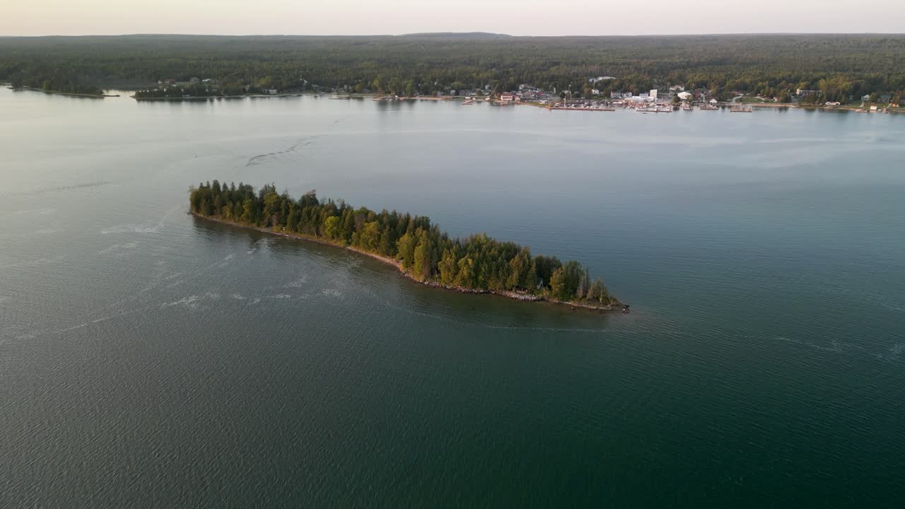 voar para uma pequena ilha ao pôr-do-sol golden hour, hessel, michigan, les cheneaux islands