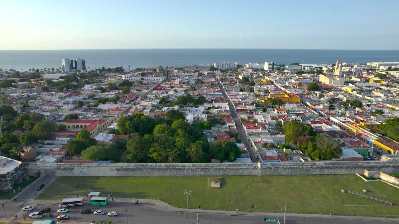 toma lateral de drones de la ciudad de campeche y su fortaleza
