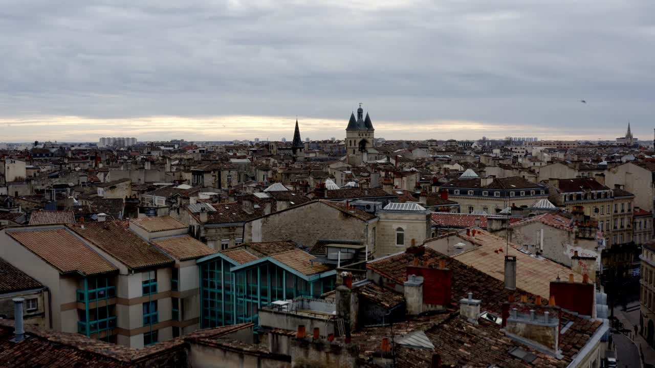 Bordeaux'n kaupunki Grosse Cloche -kellon kanssa etäällä, edessä lentäviä kyyhkyjä, Ranska. Drone-nostokuva.