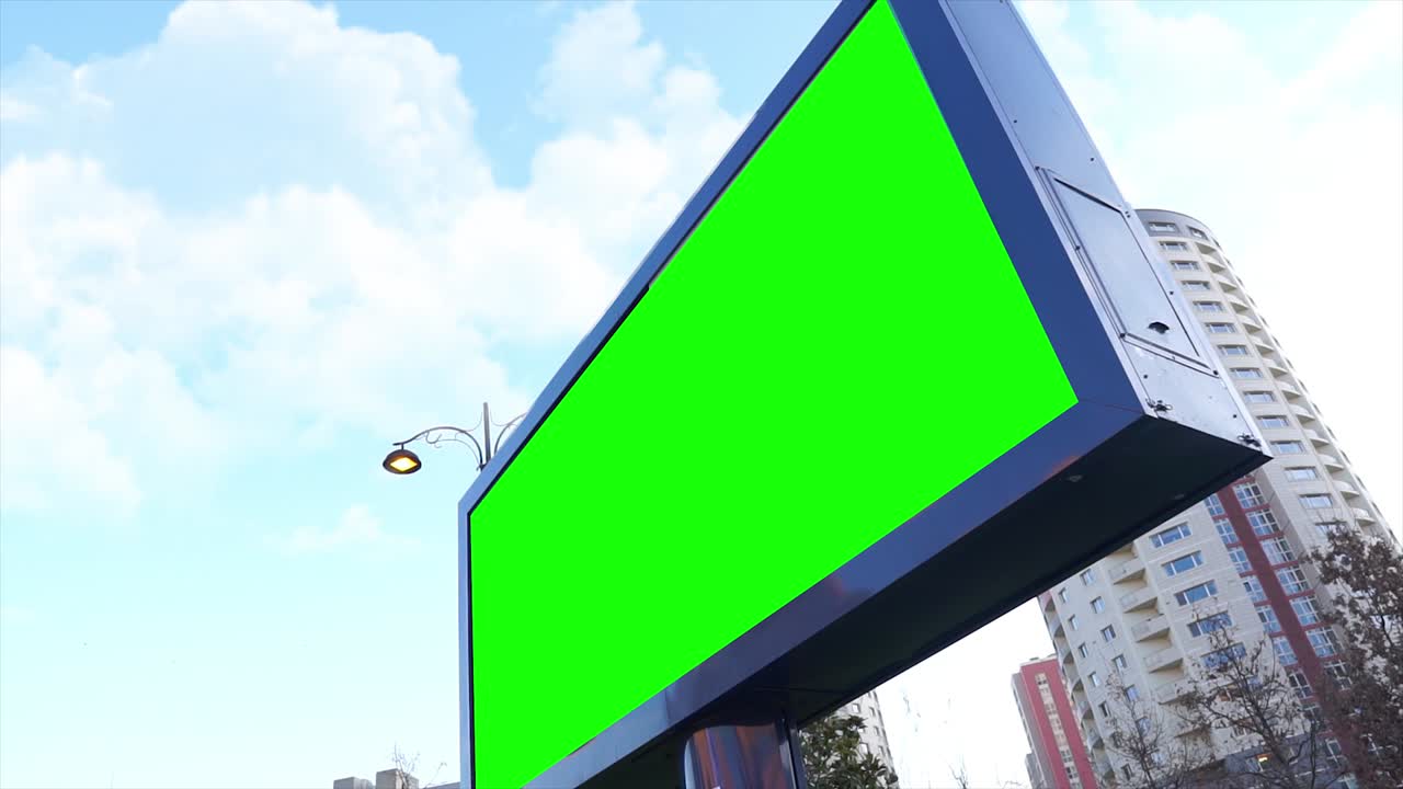 cartel de pantalla verde en la vida urbana, la ciudad. panel de publicidad en blanco, banner para el marketing. clave de croma signo vacío.