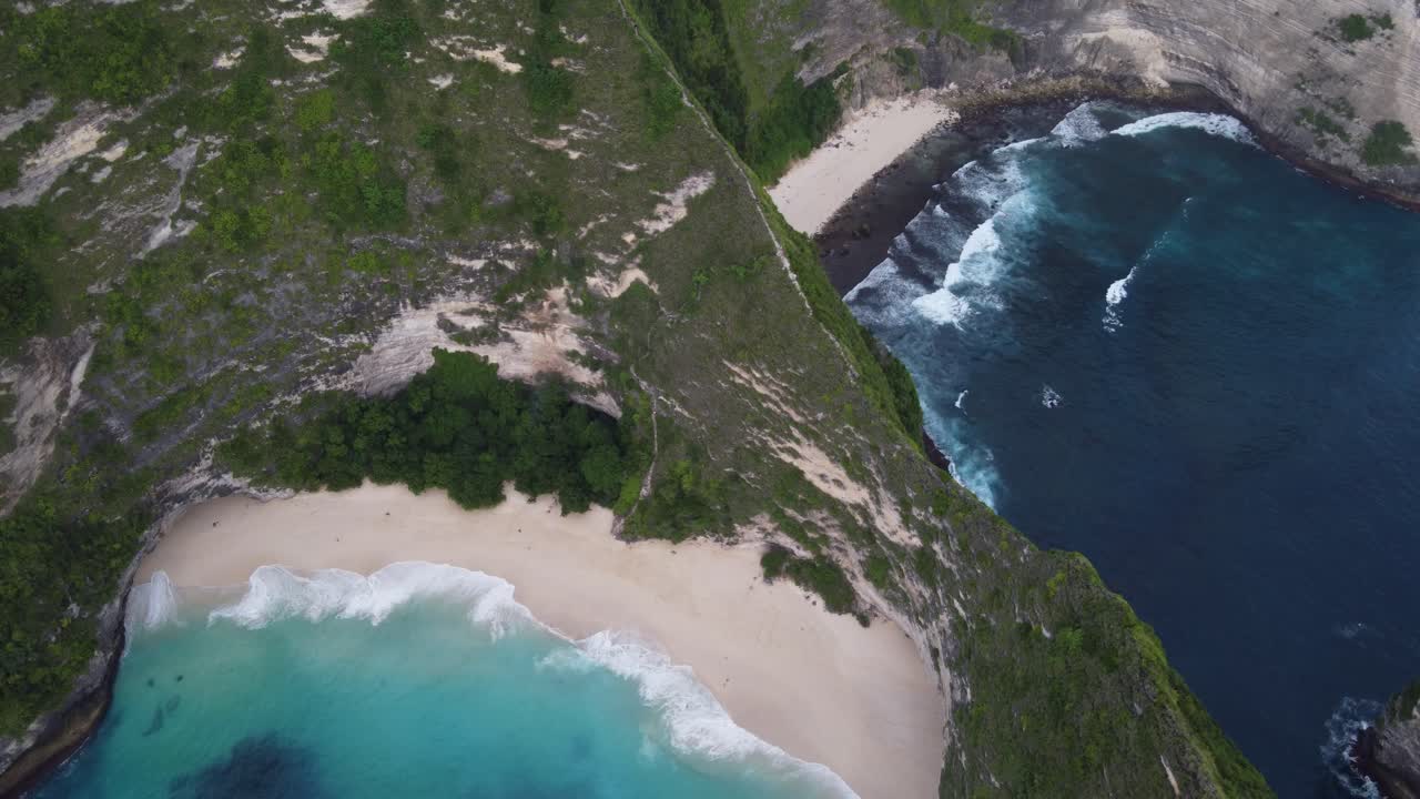 playa kelingking en la isla de nusa penida y sendero de senderismo en la cresta de un acantilado de roca empinada hasta la cala de arena blanca