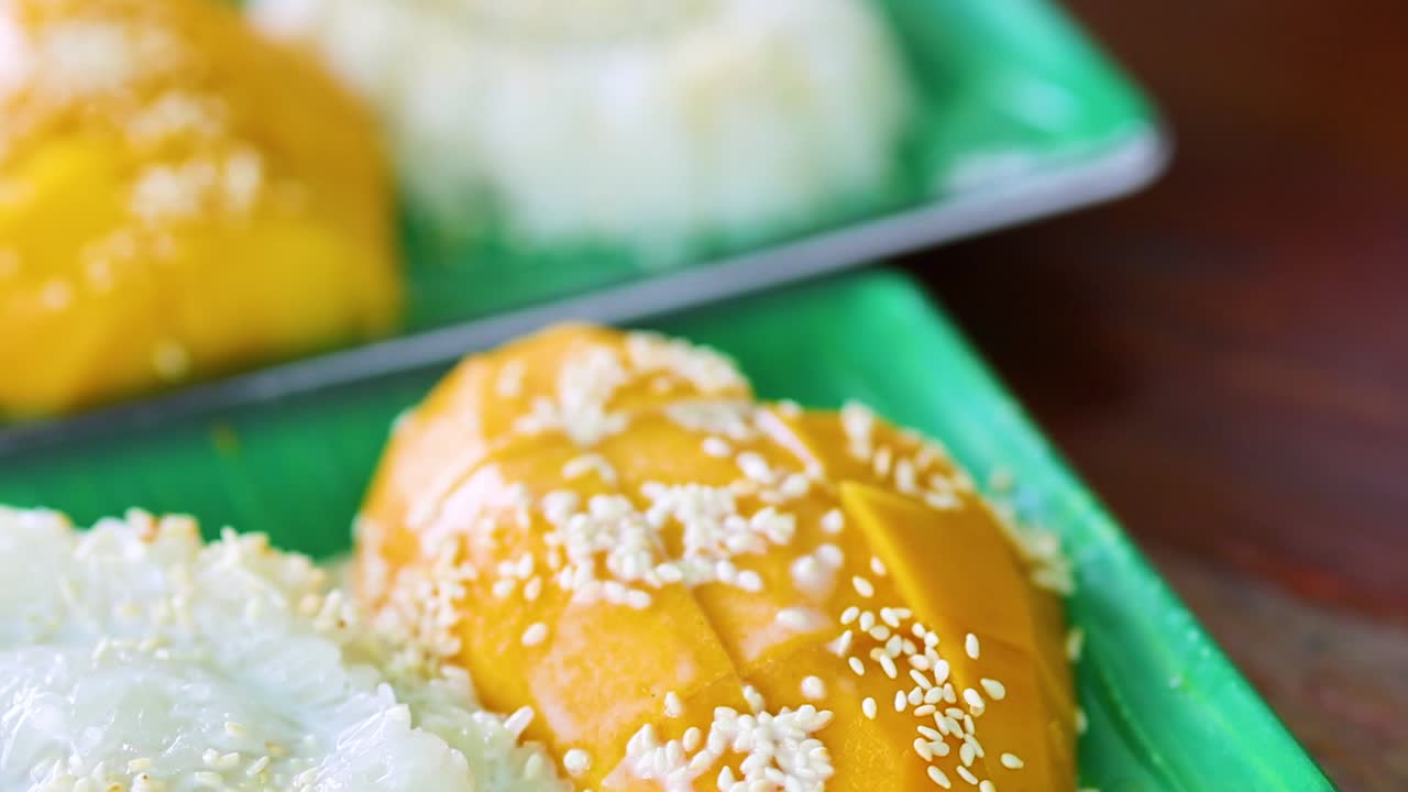 손으로 전통적인 태국 디저트를 접시에 제공합니다.