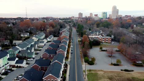 Winston-Salem-Carolina-Del-Norte,-Vivienda-Dúplex-Con-Horizonte-En-Segundo-Plano.