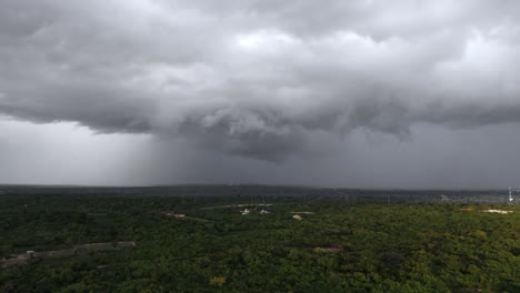 Toma-Aérea-Acercándose-De-Una-Dramática-Tormenta-Emergente-Con-Cielo-Gris-Sobre-Un-Paisaje-Verde-En-República-Dominicana