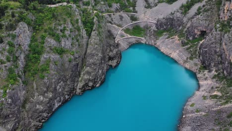 imotski dalmatia croatia에서 푸른 호수의 무인 항공기 샷