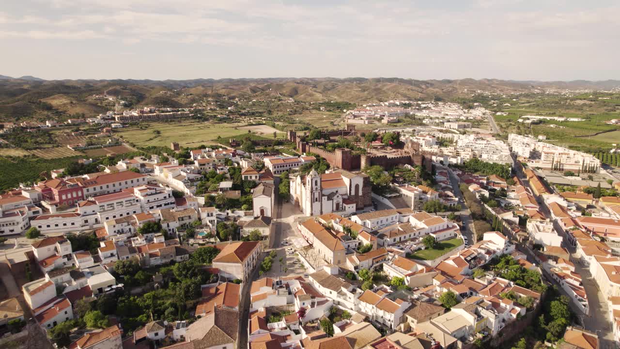 Sorvolo del centro storico di Silves verso la storica Cattedrale e il Castello Moresco