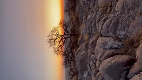 Vertikaler,-Ruhiger-Sonnenaufgang-über-Der-Insel-Kubu-Inmitten-Natürlicher-Umgebung-Und-Malerischer-Landschaft