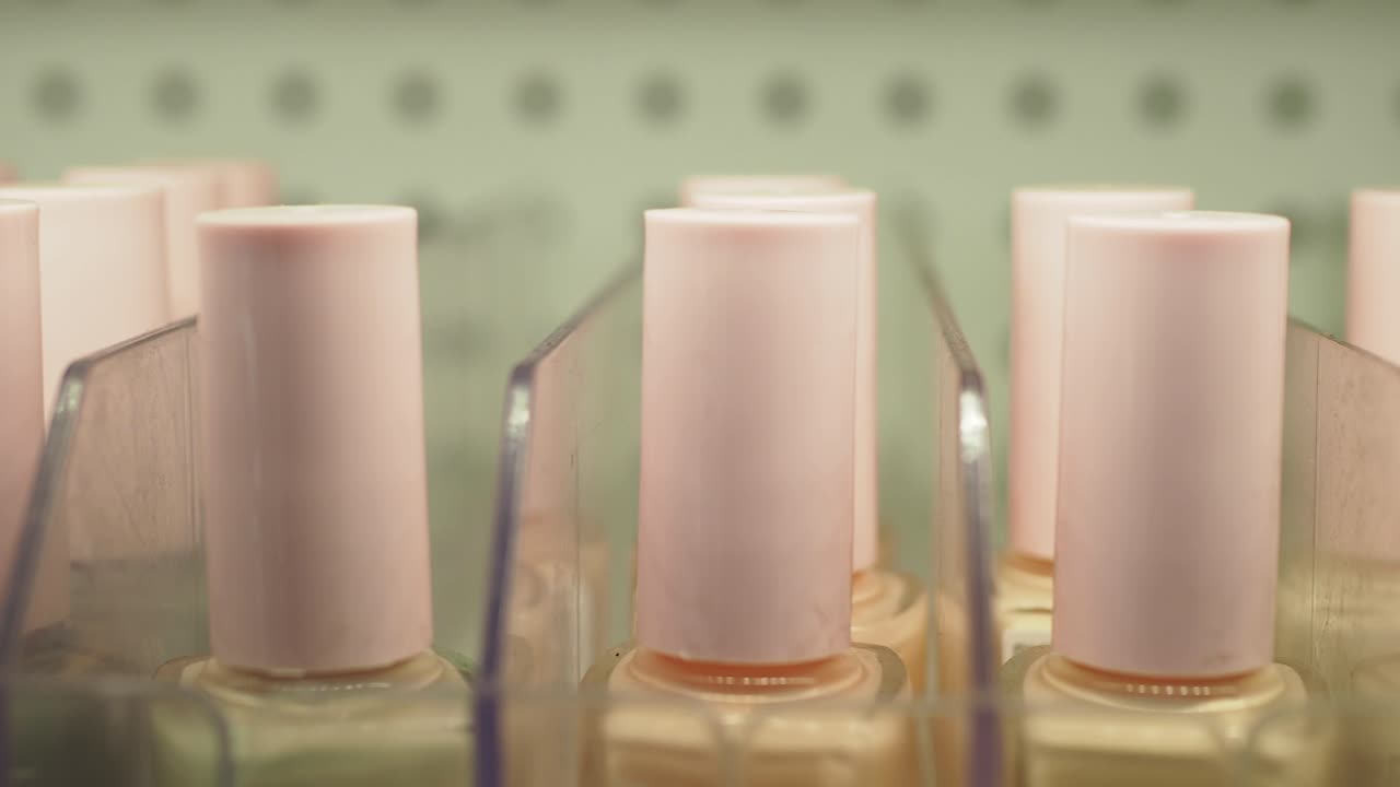 botellas de esmalte de uñas rosas en exhibición