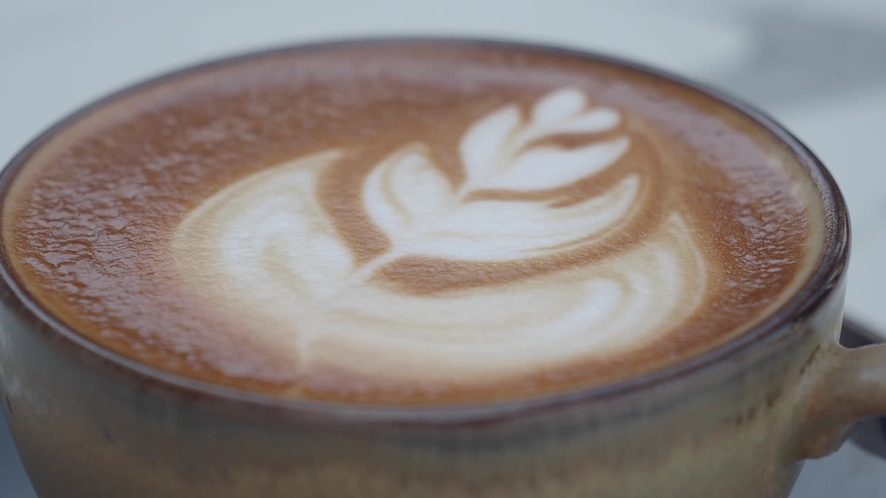 Primo piano di un delizioso latte macchiato con una bellissima arte della schiuma