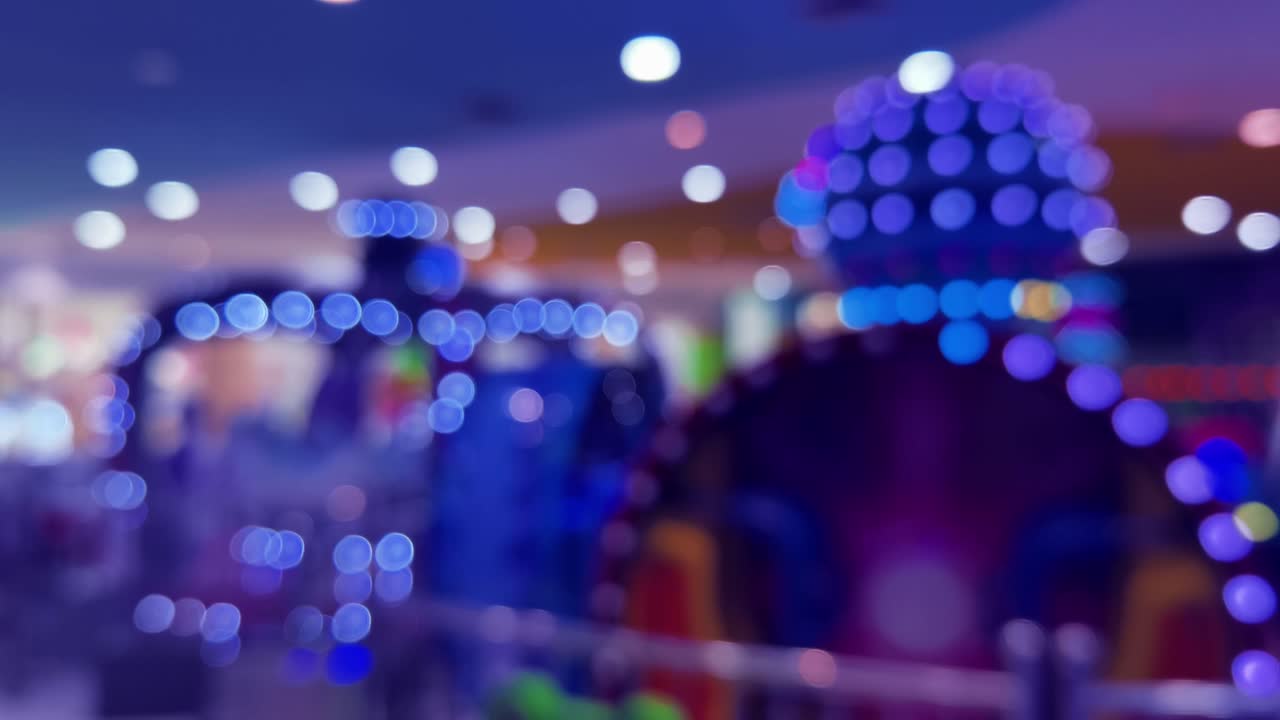 Luci notturne sfocate in un centro commerciale