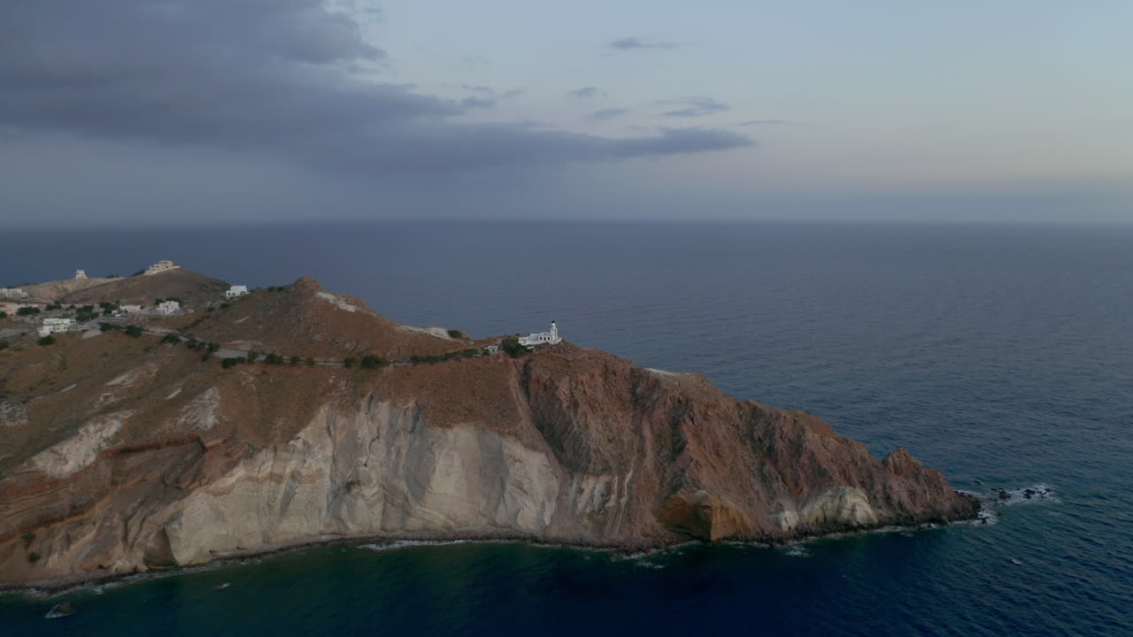 vista aérea del faro de akrotiri en santorini, grecia durante el atardecer