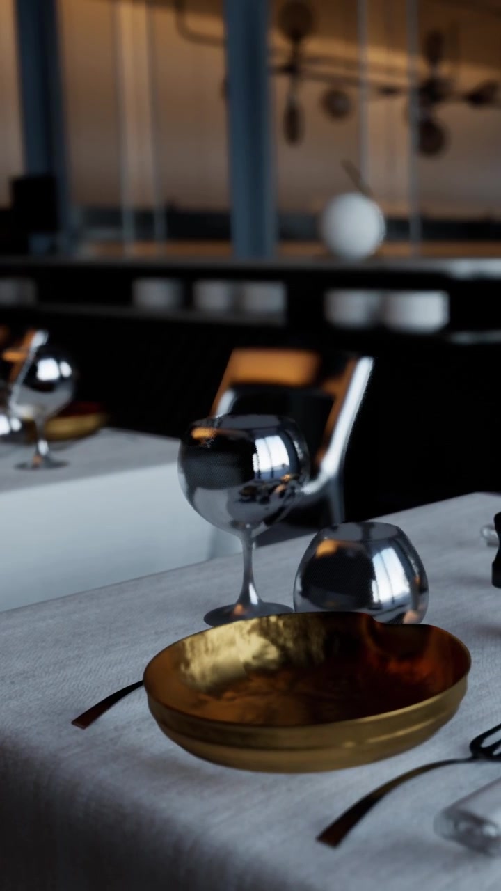 Allestimento per la cena con bicchieri e una ciotola dorata in un ristorante di notte