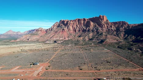 Ciudad-De-Colorado,-Utah,-Pequeña-Ciudad-Con-Acantilados-De-Roca-Roja-Y-Caminos-De-Tierra---Antena