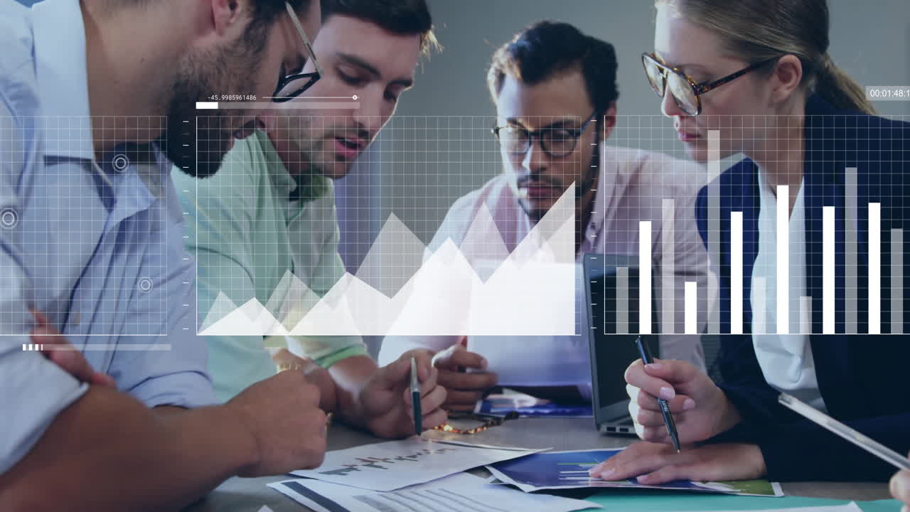 animación del procesamiento de datos financieros sobre diversas personas de negocios en la oficina