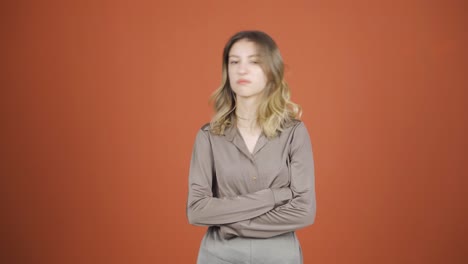 la joven que está ofendida.