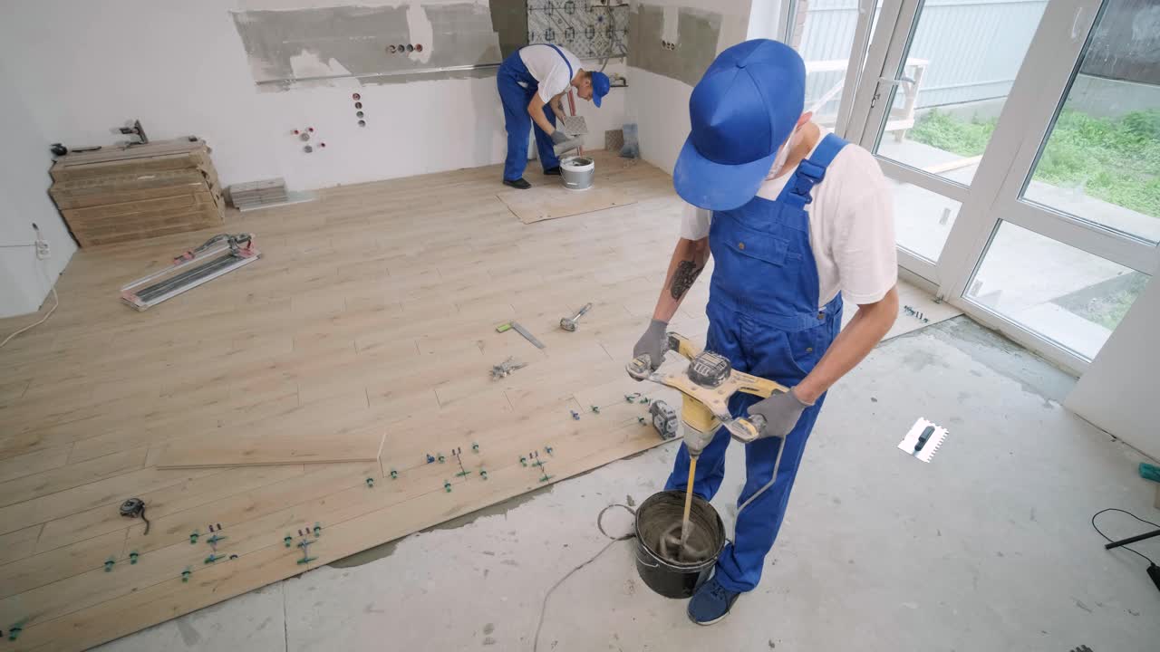 instalación de azulejos de cerámica para el suelo - medición y corte de las piezas. construcción, renovación, reparación de apartamentos. cortes de baldosas. corte de baldosas
