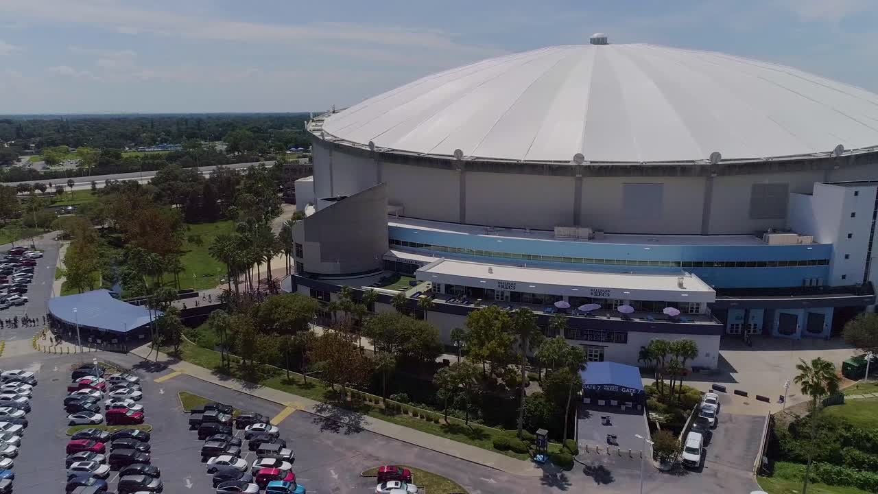 vídeo de drones aéreos de 4k de los fanáticos que se presentan en el campo tropicana para tampa bay rays mlb wildcard juego de playoffs contra texas rangers en el centro de st.