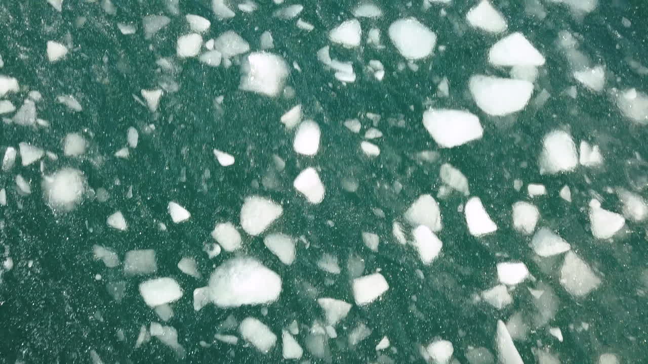 아이슬란드의 셀포스 지역 근처 바다 얼음의 영화 하향 각도 드론 샷