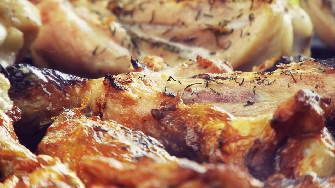 열과 연기가 나오는 그릴 바비큐의 맛있는 고기