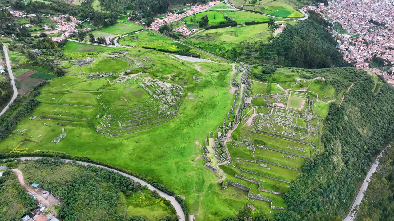 sacsayhuaman o saqsaywaman es una de las construcciones de ruinas incas como machu picchu