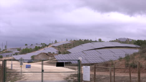 un parque solar o granja solar en el