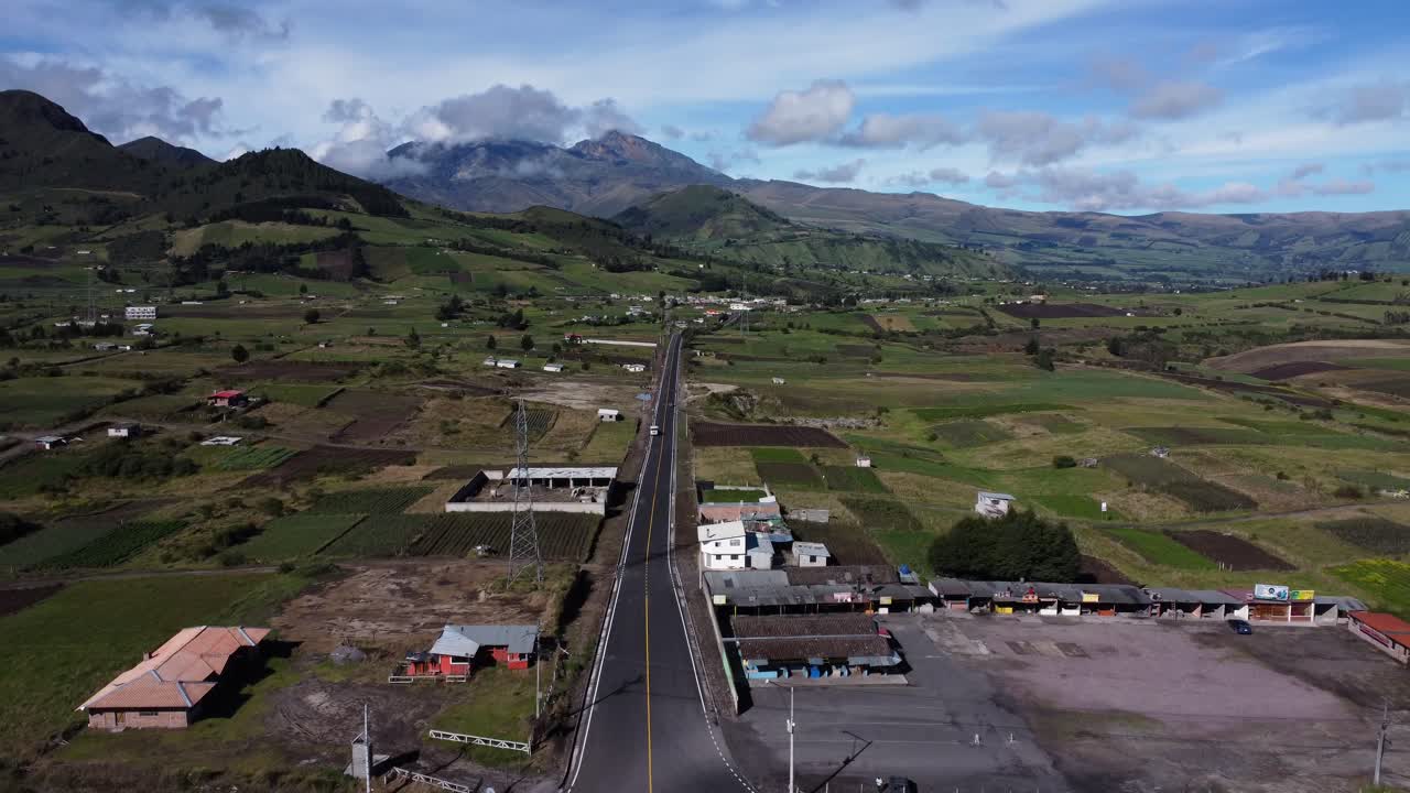 el pueblo de el chaupi a las montañas del volcán de los ilinizas el avión no tripulado sigue la carretera