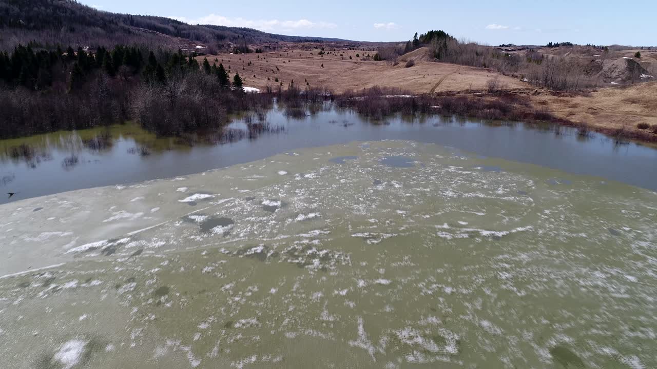 таяние льда на озере весной в канаде