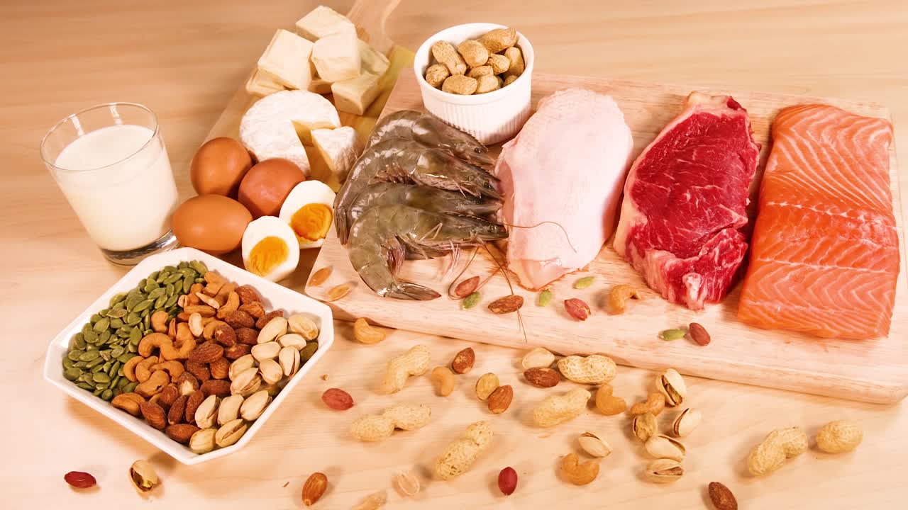 variedad de fuentes de proteínas dispuestas en una mesa