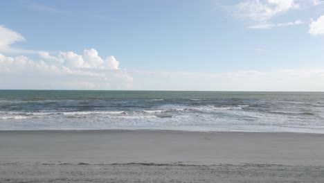 Die-Drohne,-Die-über-Die-Sanddüne-Fliegt,-Zeigt-Den-Ozean