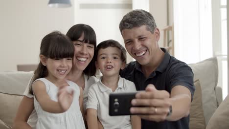 pareja feliz de padres con dos hijos pequeños