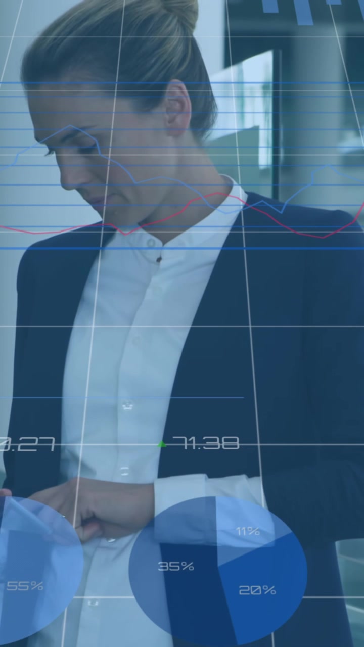 Animazione di elaborazione dati su una donna d'affari caucasica che usa un tablet