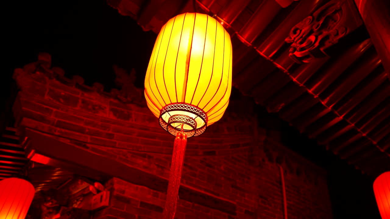 linterna roja china iluminada colgando en la calle por la noche